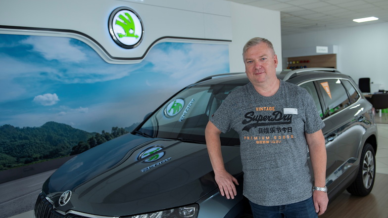 Lutz Krause vor einem der letzten Neuwagen, die er in diesen Tagen in private Hand verkauft. Lieferprobleme elektronischer Teile verhindern derzeit, dass der Großenhainer Autohändler Kundenwünsche nach einem neuen Fahrzeug erfüllen kann.