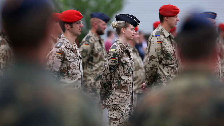 Im Zusammenleben von Soldaten und Soldatinnen scheint es in der Bundeswehr immer mehr Probleme zu geben.