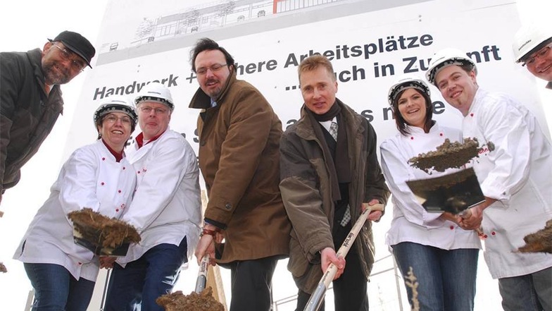 Spatenstich: Beim Baustart für die neue Backstube der Gödaer Bäckerei Fehrmann 2009 durfte auch Beer zum Spaten greifen.