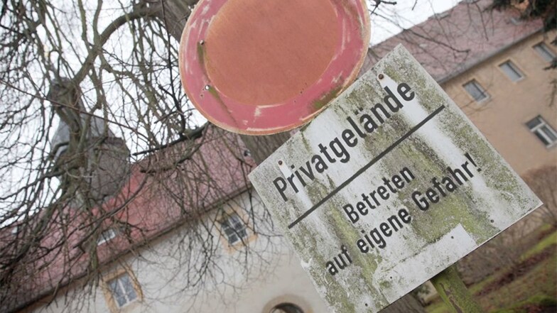 Wie ein verwunschenes Märchenschloss. Das Königsbrücker Schloss steht seit rund 15 Jahren leer. Eigentümer ist der Rheinländer Jürgen Krüger. Er hatte dem Landratsamt das Gebäude als Flüchtlingsunterkunft vorgeschlagen.