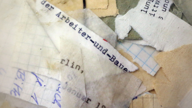 Zerrissene Stasi-Akten sind im Stasi-Archiv in einem Sack mit noch nicht erfasstem Material zu sehen.