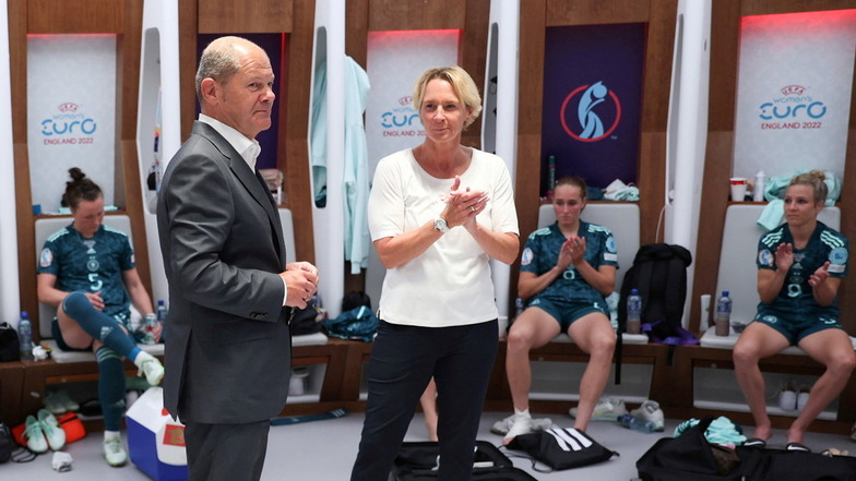 Nach dem Kurzbesuch in der Kabine der DFB-Frauen trifft sich Bundeskanzler Olaf Scholz – neben ihm steht Bundestrainerin Martina Voss-Tecklenburg – jetzt mit der Verbandsspitze.