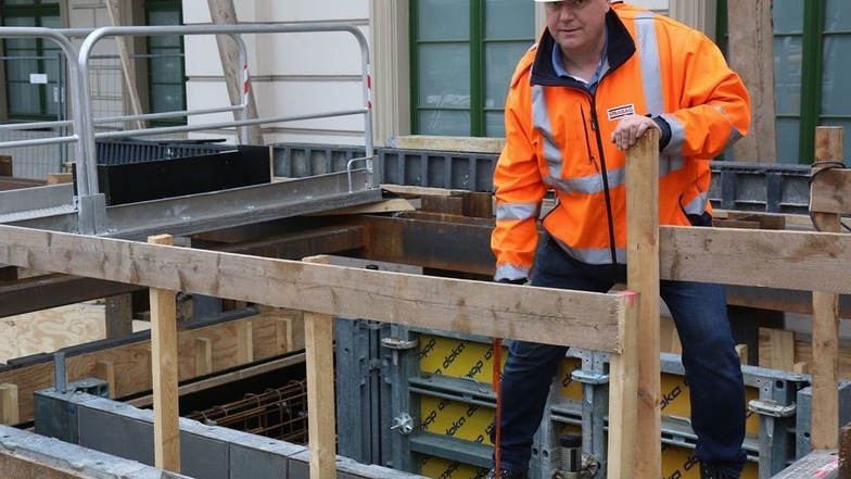Bauleiter Andreas Biedermann von der Strabag AG prüft die Bewehrung am neuen Fahrstuhlschacht am Hausbahnsteig.