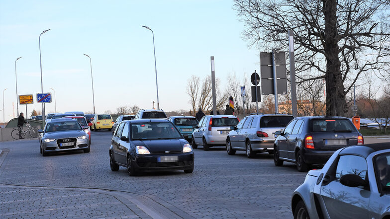 Corona Virus, lebhafter Verkehr auf der Grenzbrücke zwischen Bad Muskau und Leknica wenige Stunden vor der Grenzschließung durch Polen, Foto: Rolf Ullmann, 14.03.2020,