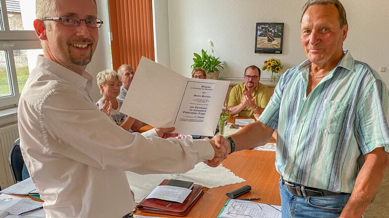 Lautas Bürgermeister Frank Lehmann überreichte am Mittwoch Ortsvorsteher Martin Herrmann die Urkunde zur Ernennung zum Ehrenbeamten auf Zeit.