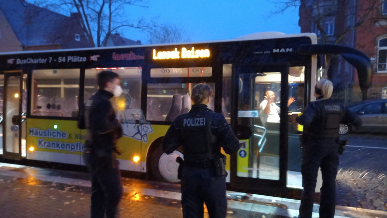 Drei Polizisten haben am Dienstagmorgen am Bautzener Busbahnhof die Einhaltung der Maskenpflicht kontrolliert. Sie fragen auch einen Busfahrer, ob es während seiner Tour Probleme mit Fahrgästen gab.