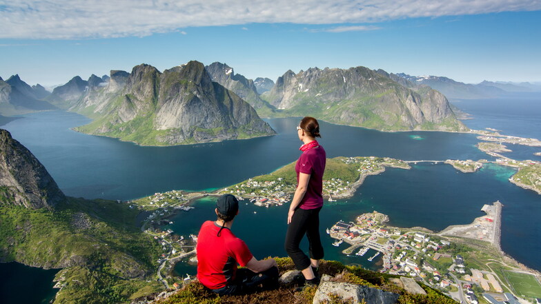 Hoch im Norden: Wanderer genießen die Aussicht auf die Fjordlandschaft der Lofoten.