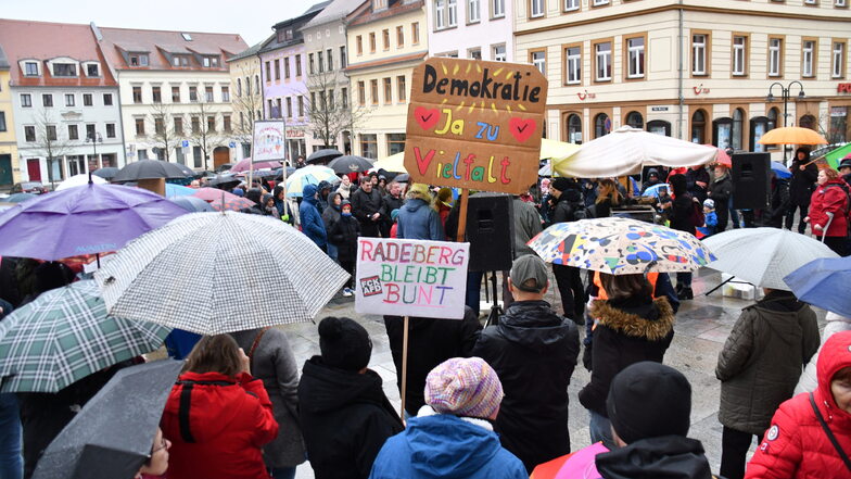 trotz des Regens waren zahlreiche Menschen auf den Markt nach Radeberg geströmt.