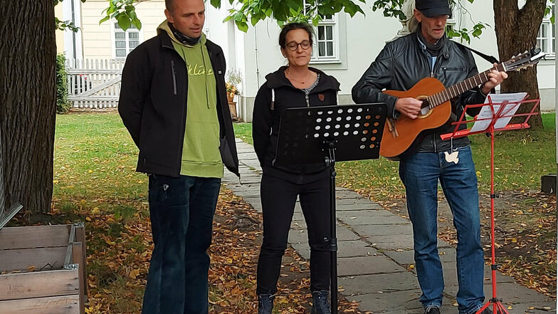 Der Schulleiter der Förderschule Johann Amos Comenius, Holger Böwing (rechts), singt mit Kollegen sein selbst verfasstes Lied über Comenius.