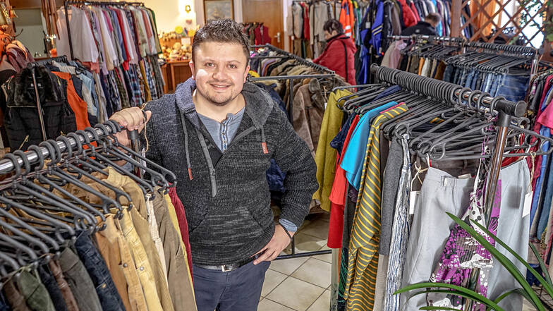 Hosen, Blusen, Jacken und vieles mehr bietet Andriano Balulescu im ehemaligen Gasthaus in Rascha an. Die Ware für seinen Second Hand Shop kommt hauptsächlich aus Italien.