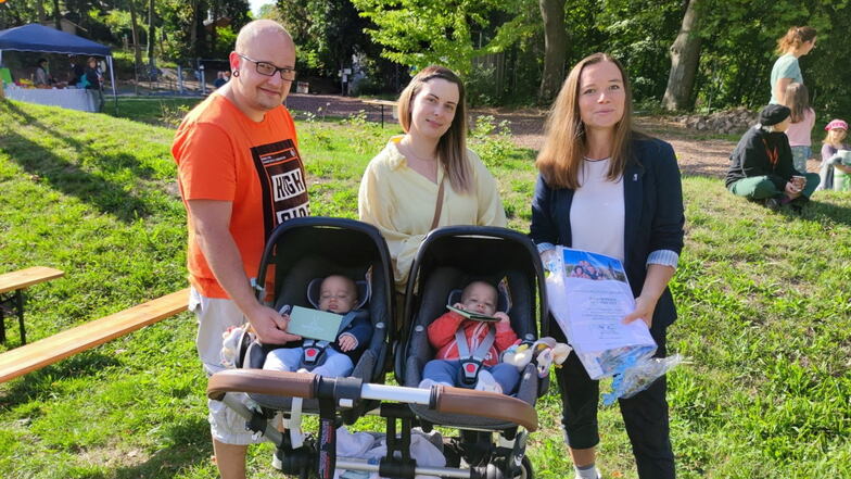 Sie nahmen die Medaillen ganz gelassen entgegen: Anton und Oskar mit Papa Steve, Mama Nicole und Familienamtsleiterin Katrin Nestler (rechts im Bild).