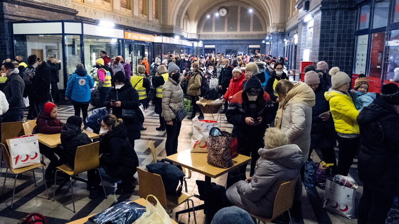 Ukrainische Geflüchtete in der Bahnhofshalle in Görlitz: Ob es weitere Sonderzüge gibt, ist offen.