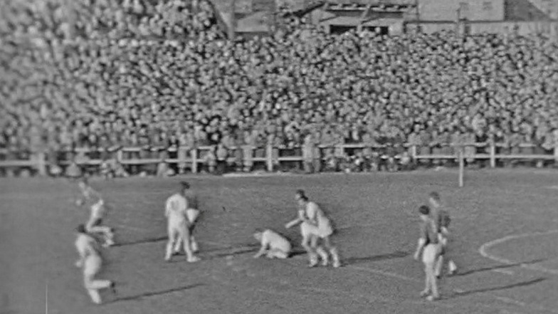 Eines der wenigen Bilder vom Feldhandball zeigt ein Länderspiel DDR gegen BRD 1959 im Dresdner Heinz-Steyer-Stadion.