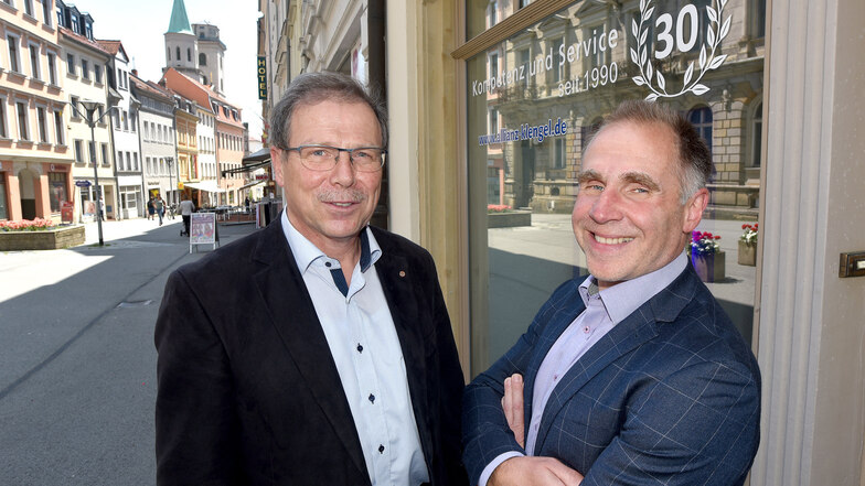 Helmut Klengel (l.) und Ingo Hebenstreit vom Allianz-Versicherungsbüro in der Bautzner Straße in Zittau.