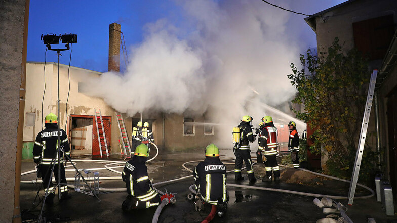 In einer ehemaligen Tischerlei in Radeburg brach am Freitag gegen 16.15 Uhr ein Feuer aus. Über 100 Einsatzkräfte waren vor Ort.