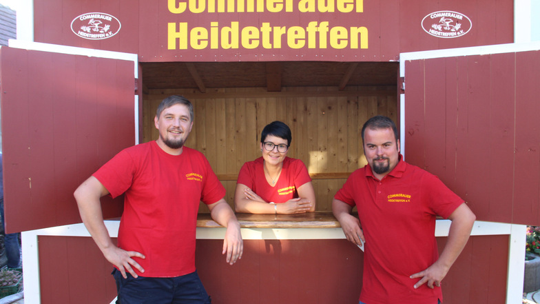 Raik Schuster, Laura Laschinsky und Karsten Zschocke (v.l.) freuen sich auf das Commerauer Heidetreffen. Das neue Kassenhäuschen wird gute Dienste leisten.