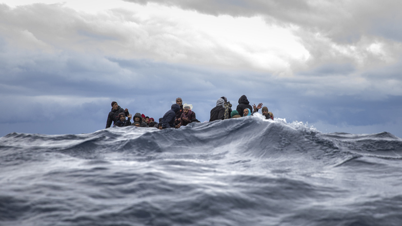 Ein Boot mit Flüchtlingen vor der Küste von Libyen.