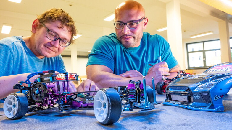 Mario Hartwig und Arin Boghoss mit hüllenlosem Modellfahrzeug: Als Energiespender fungieren Lithium-Polymer-Akkus, die einen sogenannten Brushless-Motor antreiben.