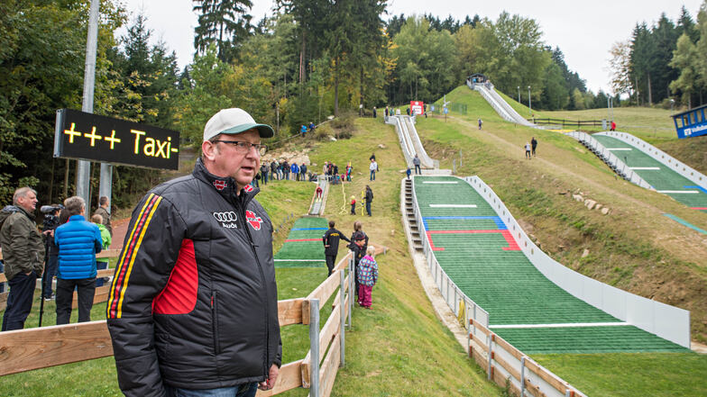 Für Skilclub-Chef Günther Rößler (links) und seine Sohlander Sportler war die Einweihung des neu gestalteten Nachwuchszentrums im Oktober 2016 ein wichtiger Meilenstein für die positive Entwicklung des Skisports im Tännicht. Jetzt steht schon die vierte W