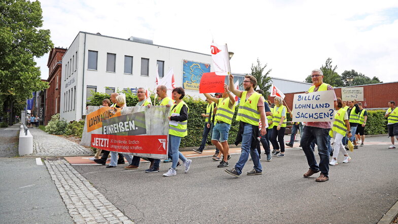 Zuletzt war am Mittwoch vor dem Teigwaren-Werk in Riesa gestreikt worden. Jetzt hat die Gewerkschaft NGG vor einer weiteren Eskalation gewarnt - und erneut Verhandlungsbereitschaft signalisiert.