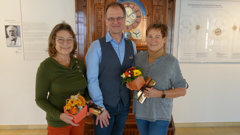 Museumsleiter Ulf Molzahn mit den beiden Jubiläumsgästen Marion Tappert (links) und Ursula Kutschki.