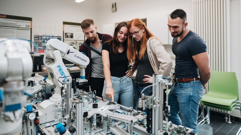 Studierende der Staatlichen Studienakademie Leipzig simulieren betriebliche Problemstellungen in modernen Laboren.