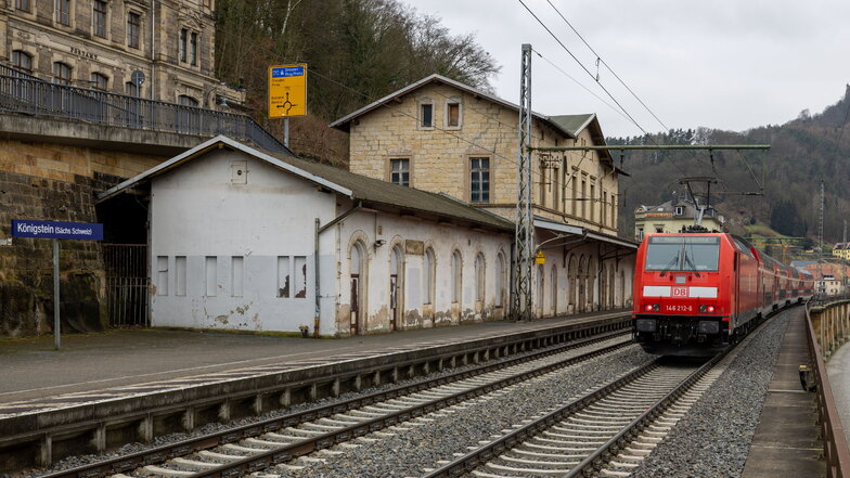 Die Stützwand (li.) direkt hinter dem Bahnhofsgebäude in Königstein ist in einem desolaten Zustand. Sie muss erneuert werden. Erst dann kommt die Fahrbahn der B172 dran.