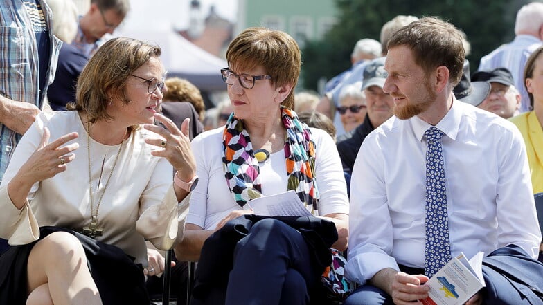 So kam Kirche und Politik beim Lausitz-Kirchentag ins Gespräch (v. li.): Generalsuperintendentin Theresa Rinecker, die Chefin der Staatskanzlei in Potsdam, Kathrin Schneider, Sachsens Ministerpräsident Michael Kretschmer.