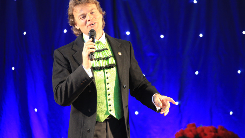 Rudy Giovannini bei einem Auftritt 2012 in Zeithain. Der Tenor singt regelmäßig in der Gemeinde.