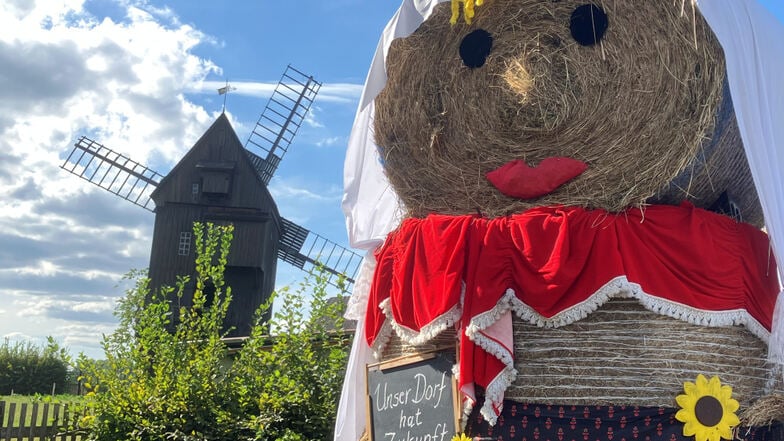 „Unser Dorf hat Zukunft“ steht auf der Strohpuppe vor der Bockwindmühle. Die Dörgenhausener haben aus dem Jury-Besuch ein echtes Event gemacht.