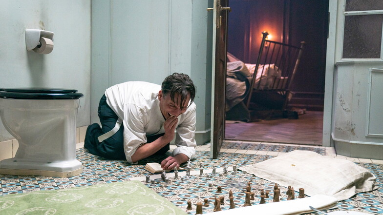 Oliver Masucci als Josef Bartok in einer Szene des Films "Schachnovelle".