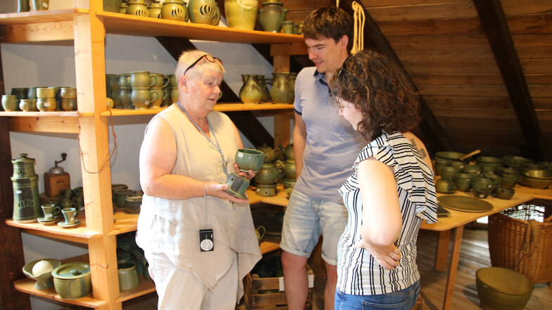 Die ehemalige Mitarbeiterin Helga Putzke (li.) stellt den Besuchern den Butterkühler der Töpferei Holland vor.