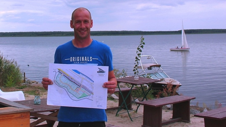 Carsten Nötzold mit dem Lageplan des künftigen Campingplatzes.