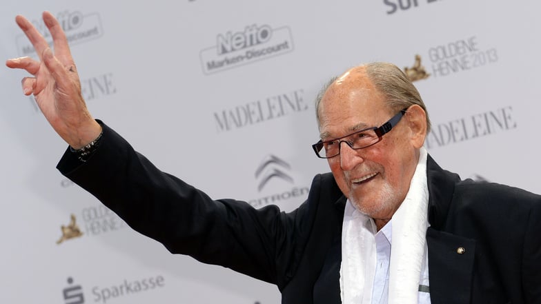 Der Schauspieler Herbert Köfer kommt zur Verleihung des Medienpreises "Goldene Henne" im Theater am Potsdamer Platz.