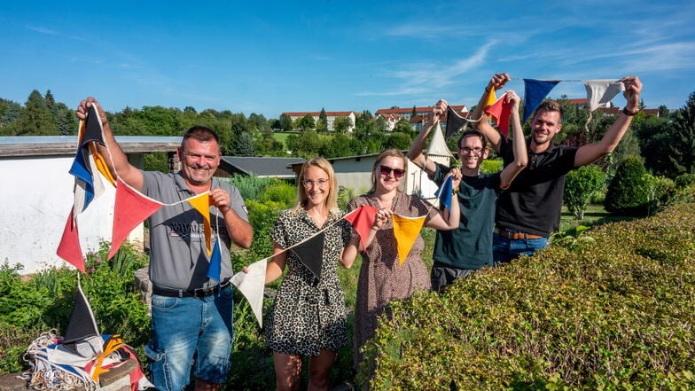 Gartengruppenchef Jens Bauer (li.) ist nicht bange, wenn er an die Zukunft der Anlage „Sonnenblick“ denkt. Er weiß engagierte junge Vereinsmitglieder wie hier Sarah Schmitt, Magdalena Waßmund, Kay Ulbricht und Merten Scheiba an seiner Seite.