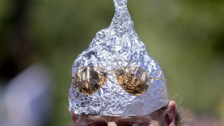 Eine Kopfbedeckung, die vor schädlicher Strahlung und Gedankenkontrolle schützen soll – gesehen bei einer Demo in Berlin.