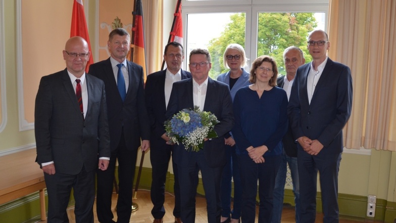 Die Gesellschafter der Wirtschaftsregion Lausitz beglückwünschen Heiko Jahn (mit Blumenstrauß) zur Ernennung zum Geschäftsführer.