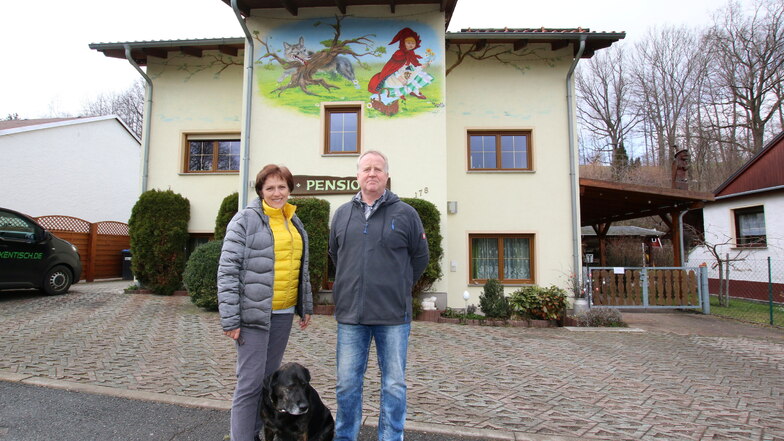 Steffi und Steffen Henkel mit Hund Laika vor der Pension Hexentisch in Marbach.