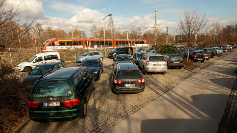 P+R-Parkplatz am Pirnaer Bahnhof: Hier blieb das Auto mit halb geöffneten Fenstern zurück.