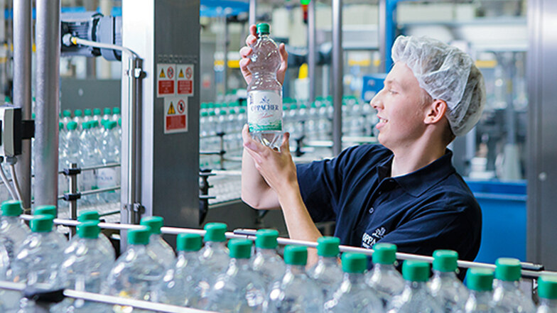 Oppacher befüllt die recycelten PET-Flaschen selbst. So erhalten Kunden regionale Qualität, nachhaltig produziert. © Foto: PR/Oppacher Mineralquellen GmbH & Co. KG