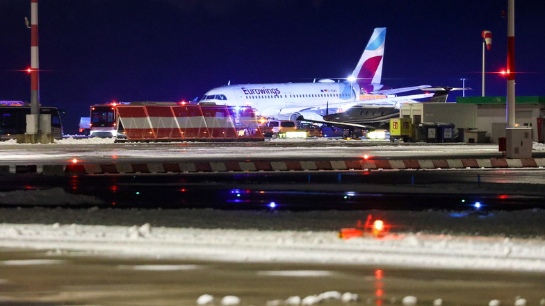 Eine Maschine der Fluggesellschaft Eurowings steht abseits der Terminals auf dem Hamburger Flughafen.