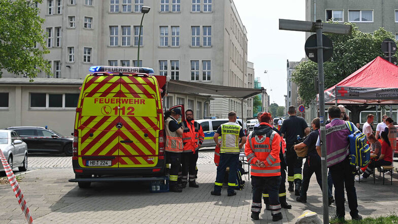 Mehrere Einsatzkräfte stehen vordem Lloyd-Gymnasium in Bremerhaven, in dem am Donnerstagmorgen ein Mann mehrere Schüsse abgegeben haben soll.