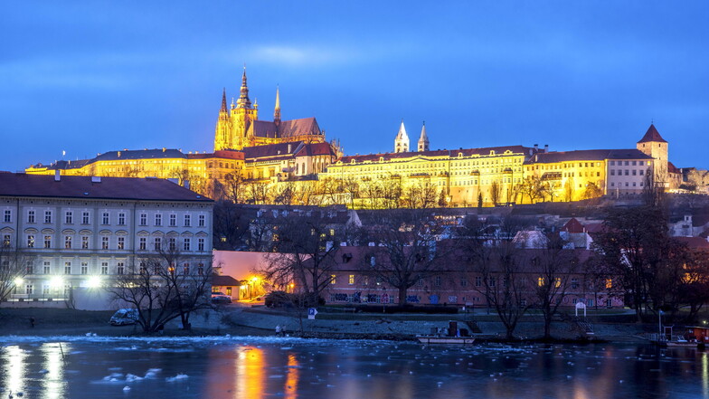 Blaue Stunde in Prag mit Blick auf den Hradschin. Wer wird am Wochenende Tschechiens Präsident?