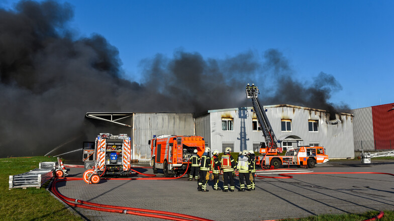 Lagerhallen-Brand in Leipzig: Ermittler sollen Ursache klären