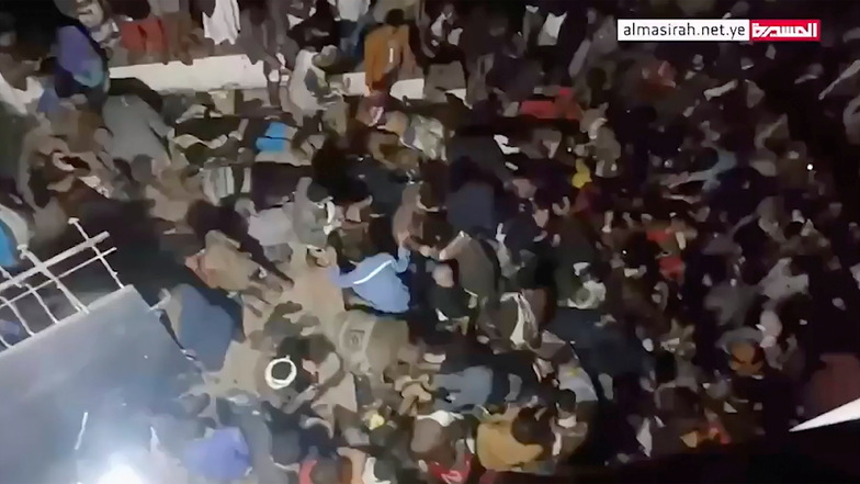 Dieses Bild aus einem Video zeigt den Schauplatz der tödlichen Massenpanik in Sanaa. Eine Menschenmenge, die offenbar durch Schüsse  aufgeschreckt wurde, geriet bei einer Veranstaltung zur Verteilung von Finanzhilfen am Mittwoch in Panik.