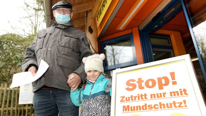 Mit einem frischen Test besucht Joachim Häntsch mit seiner Enkelin Mia den Zittauer Tierpark.