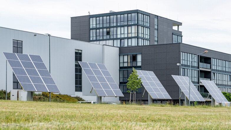 Blick auf das Firmengelände von Meyer Burger in Hohenstein-Ernstthal. Der Solarzellenhersteller denkt über einen Rückzug aus Deutschland nach.
