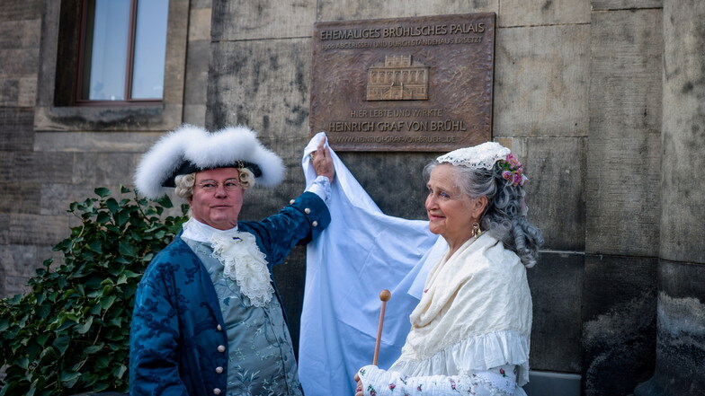 Graf Heinrich Friedrich von Friesen mit Gattin Augusta Constania, geborene Gräfin Cosel, dargestellt von Mitgliedern des Barock in Dresden e.V., bei der Enthüllung der Bronzetafel.