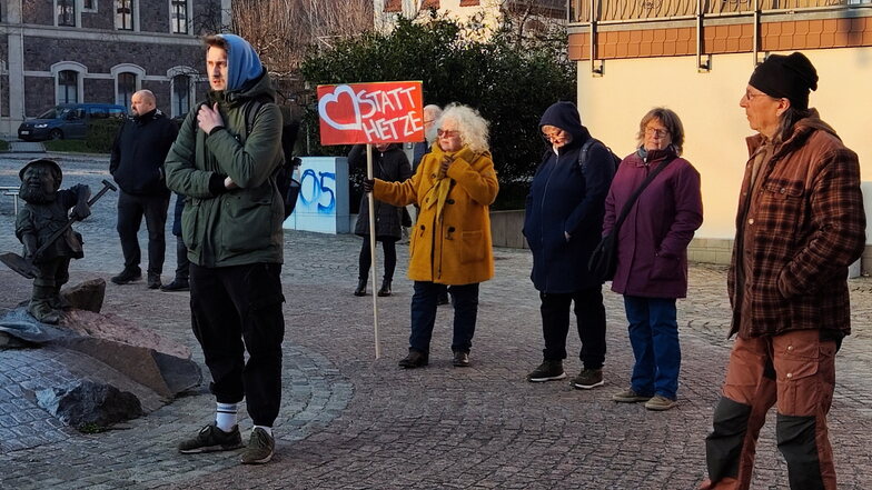 Zur Demo "Nie wieder ist jetzt" auf dem Platz des Handwerks in Freital kamen insgesamt rund siebzig Teilnehmer.
