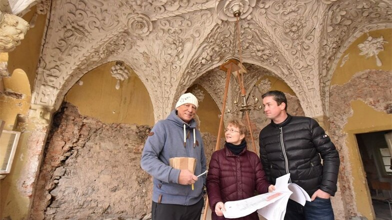 Bürgermeister Thomas Kirsten, Architektin Claudia Straube und Kay Hardelt vom Schlossförderverein (v.li.) stehen im Stuckraum, der gesichert wird.